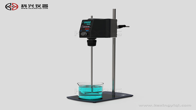 他來了，他來了，他帶著頂置式電動攪拌器走來
